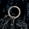 Ouroboros piercingring met zwarte ogen gemaakt van titanium, een slang die zichzelf opeet