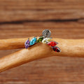 Elegante piercing piatto con pietre colorate CZ in un perno piercing lungo a forma curva in titanio 16G