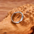 Orecchino huggie semplice e lineare versione larga in titanio argento e oro 18G 16G