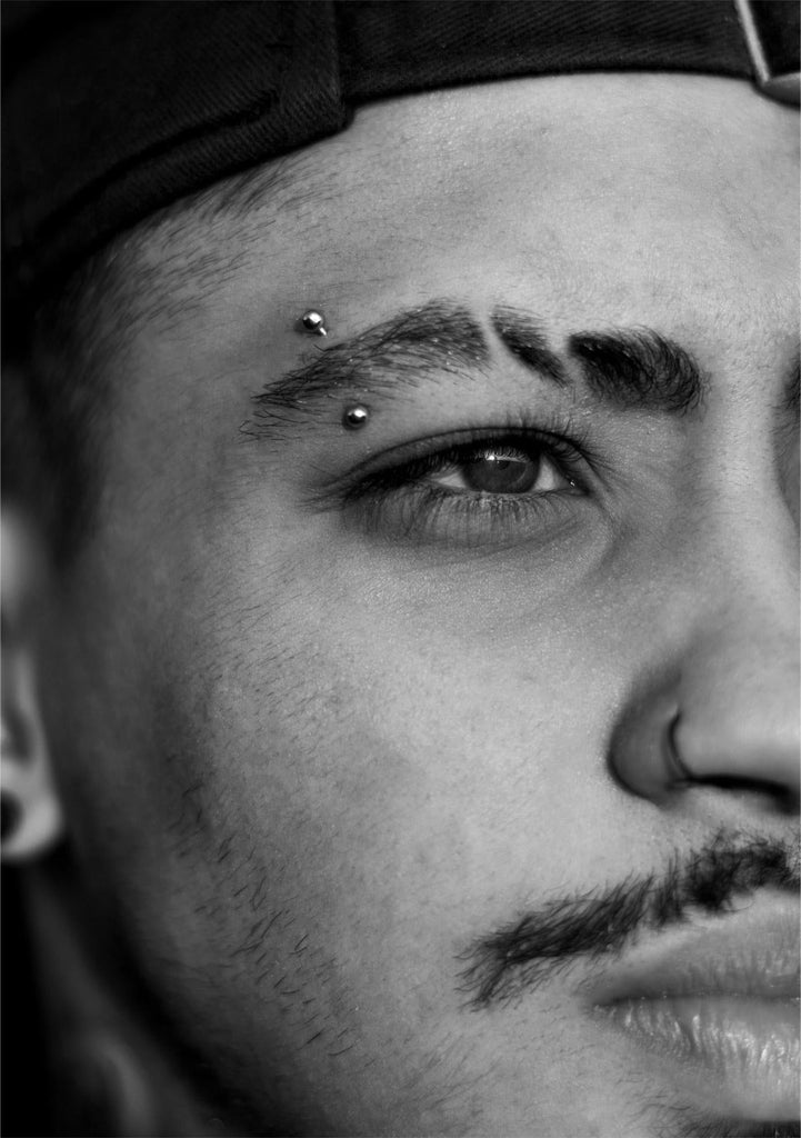 Augenbrauenpiercing (Eyebrow Piercing): Heilung, Kosten, Schmerzen, Arten, Schmuck, Risiken, Gauge-Größen, Nachsorge
