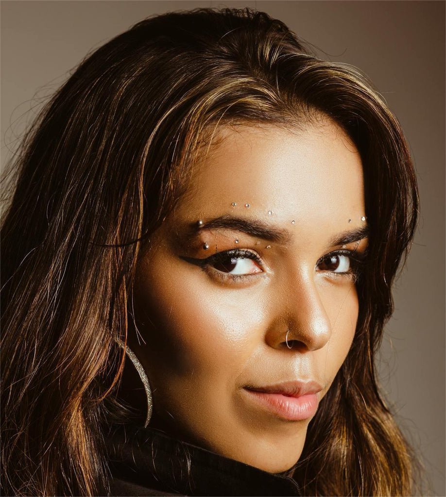 Vertical Eyebrow Piercing (Vertikales Augenbrauenpiercing): Alles, was Sie wissen müssen