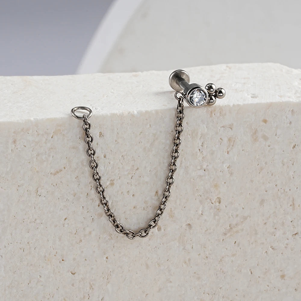 Boucle d'oreille en chaîne en titane avec chaîne de perçage Helix avec un diamant transparent et un piercing conque à 3 points