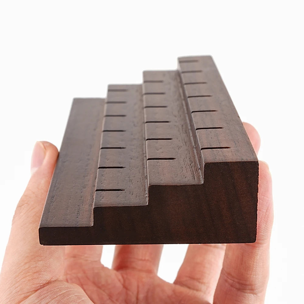 Expositor de ombligo fabricado en madera de nogal negro 20 agujeros