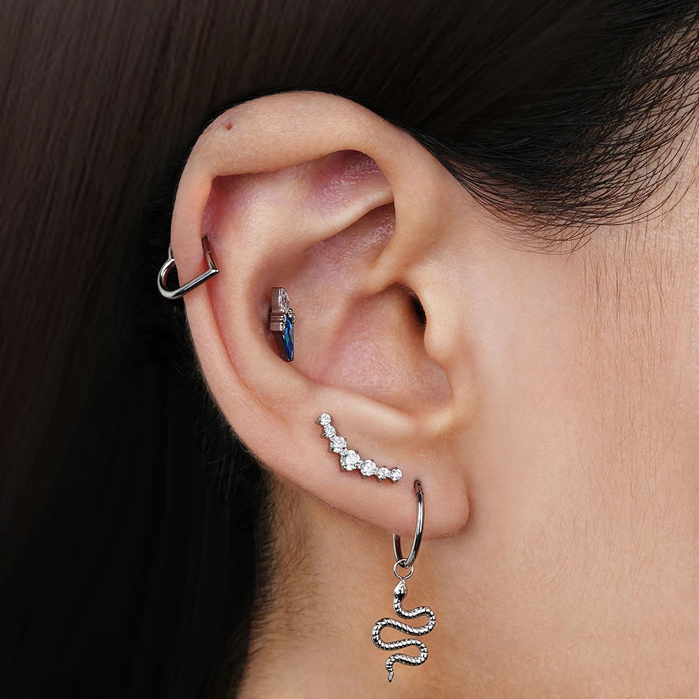 Flaches Helix-Piercing mit sieben CZ-Steinen, langer Ohrstecker aus Titan, 16G