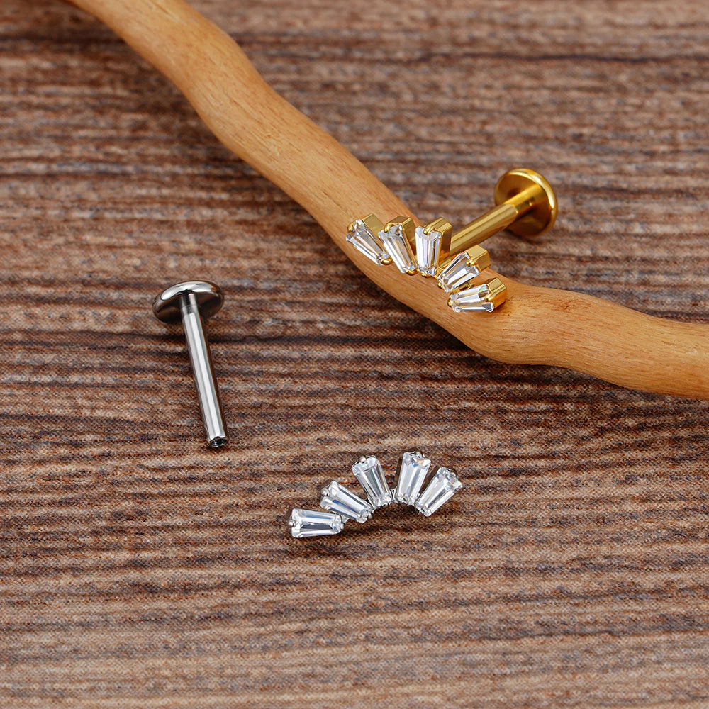 Pendiente de perforación plano único con cinco piedras CZ de talla baguette, piercing para labio de titanio de 16 g