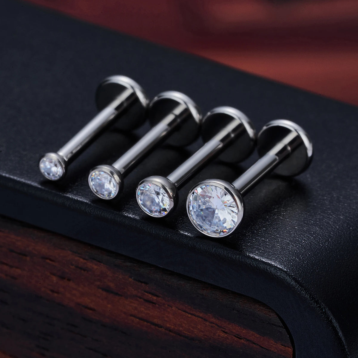 Petit piercing Monroe avec un diamant clair or Monroe piercing labret en titane fileté intérieurement