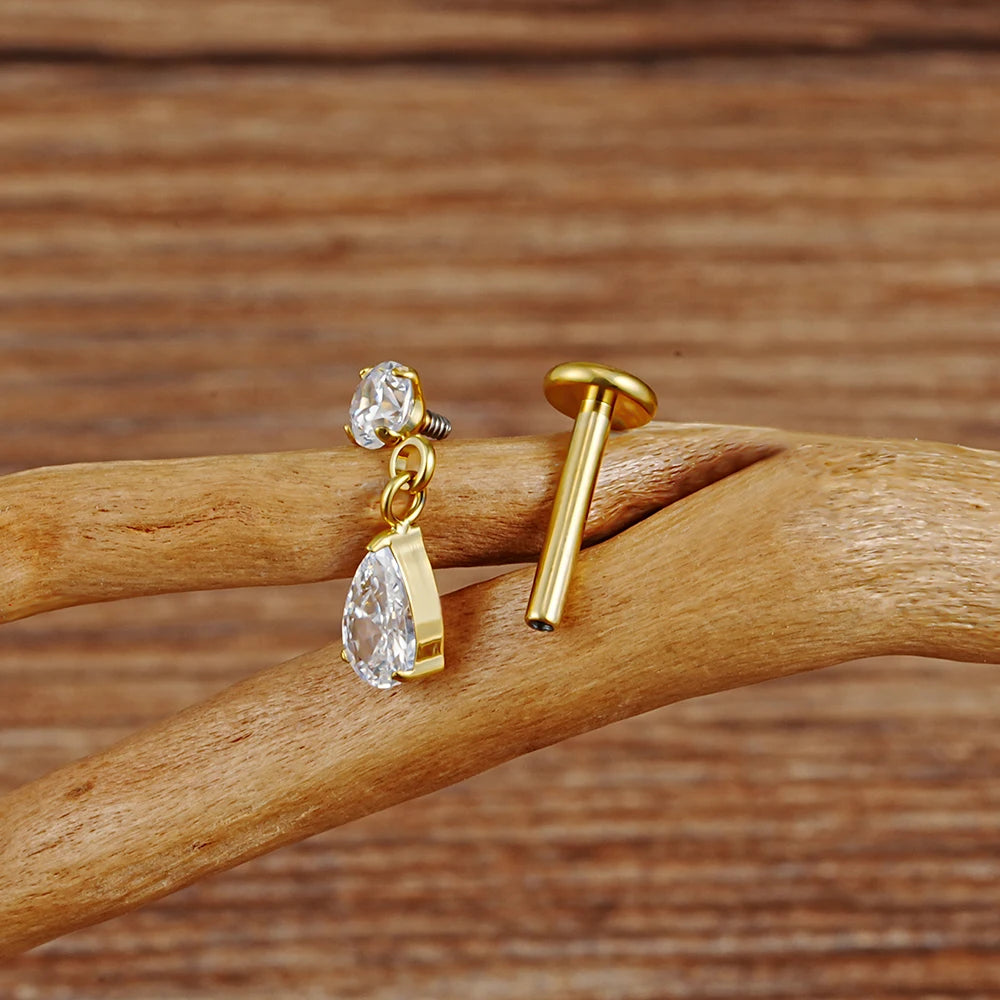 Pendiente de titanio para cartílago con diamante en forma de lágrima y piedra de circonita cúbica. Pendiente de titanio con forma de lágrima