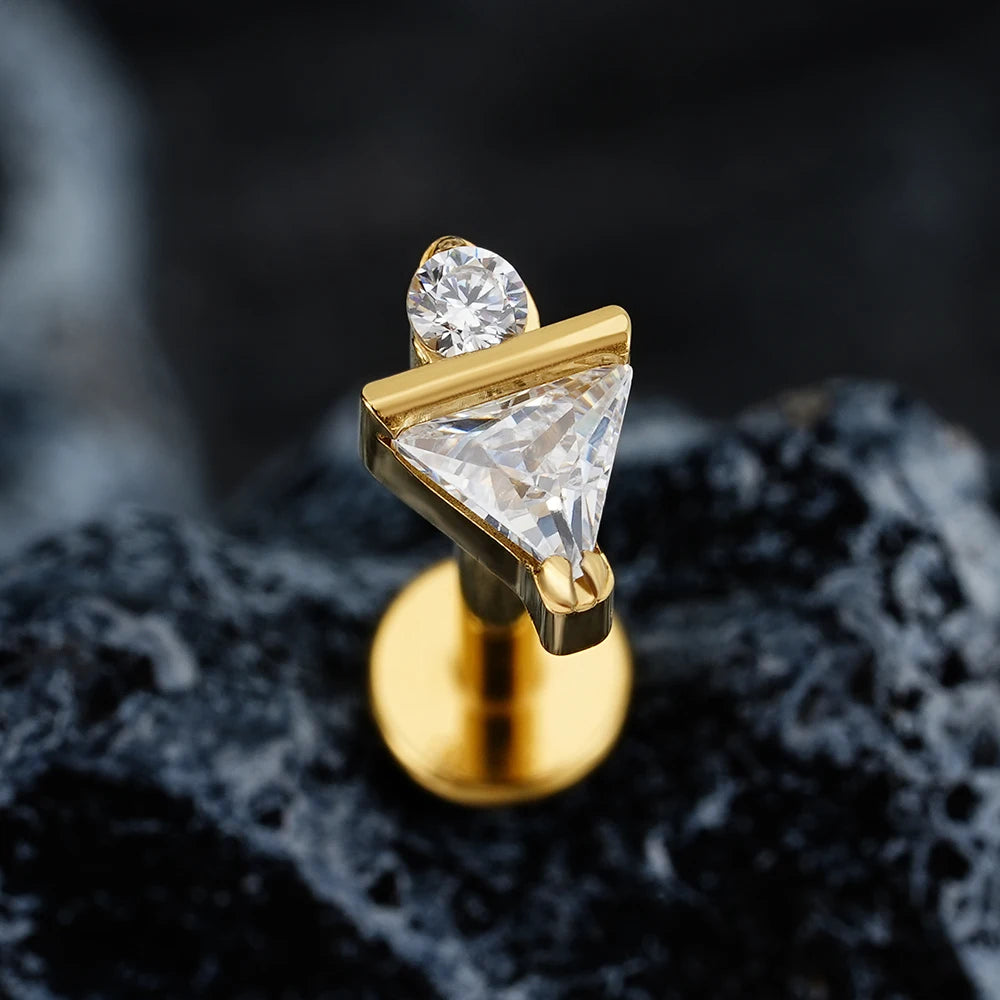Kleine neuspiercing met diamantsteentje met ronde en driehoekige heldere cz-steentjes