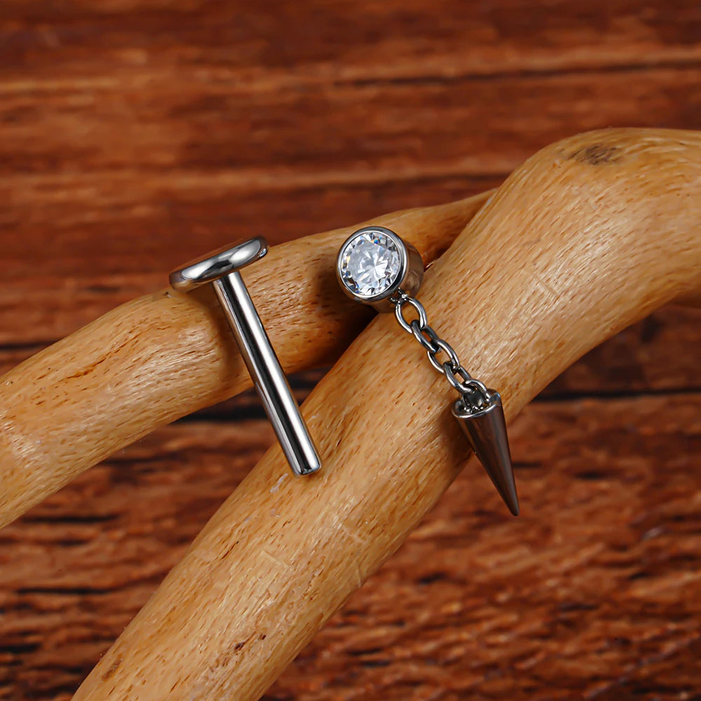 Orecchino pendente Spike Helix con piercing in titanio con un diamante trasparente e una catena in argento e oro