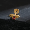 Flagermus helix piercing med en rød stein titan vampyr piercing Halloween smykke