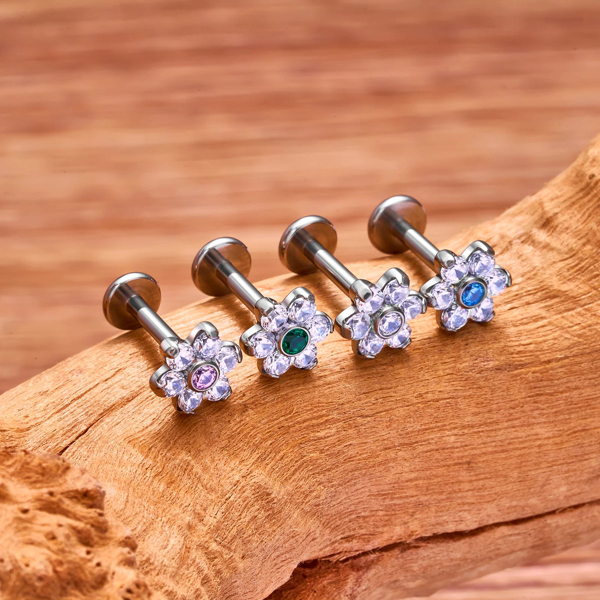 Flaches Knorpelpiercing in Blumenform mit buntem Labret-Ohrstecker aus 16G-Titan mit CZ