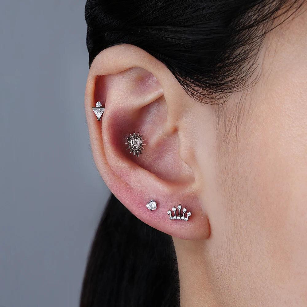 Kleine neuspiercing met diamantsteentje met ronde en driehoekige heldere cz-steentjes