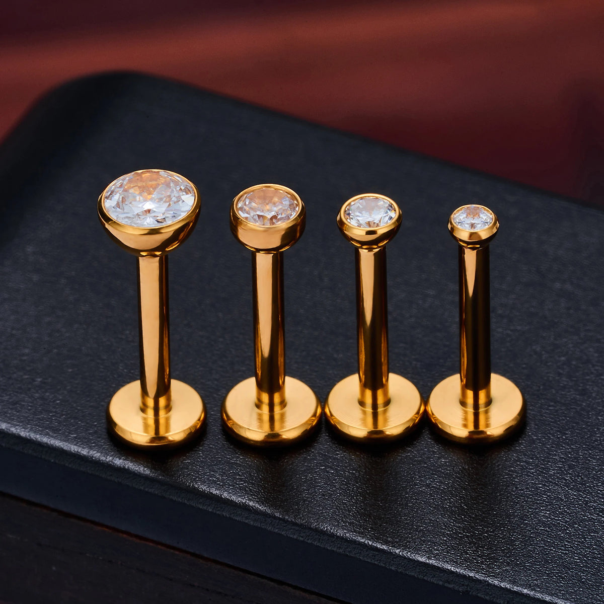 Pequeno piercing Monroe com um piercing de labret de titânio com diamante transparente e ouro Monroe com rosca interna