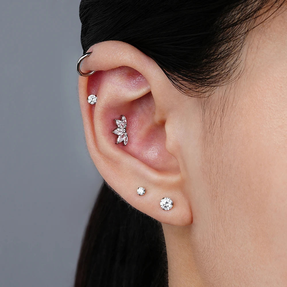 Piercing de orelha plano elegante com pino de titânio com cinco pedras CZ 16G