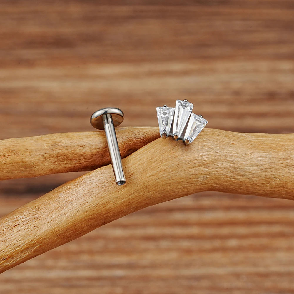 Diamant näsvinge-piercing med tre baguette klara CZ-stenar kluster piercingstift