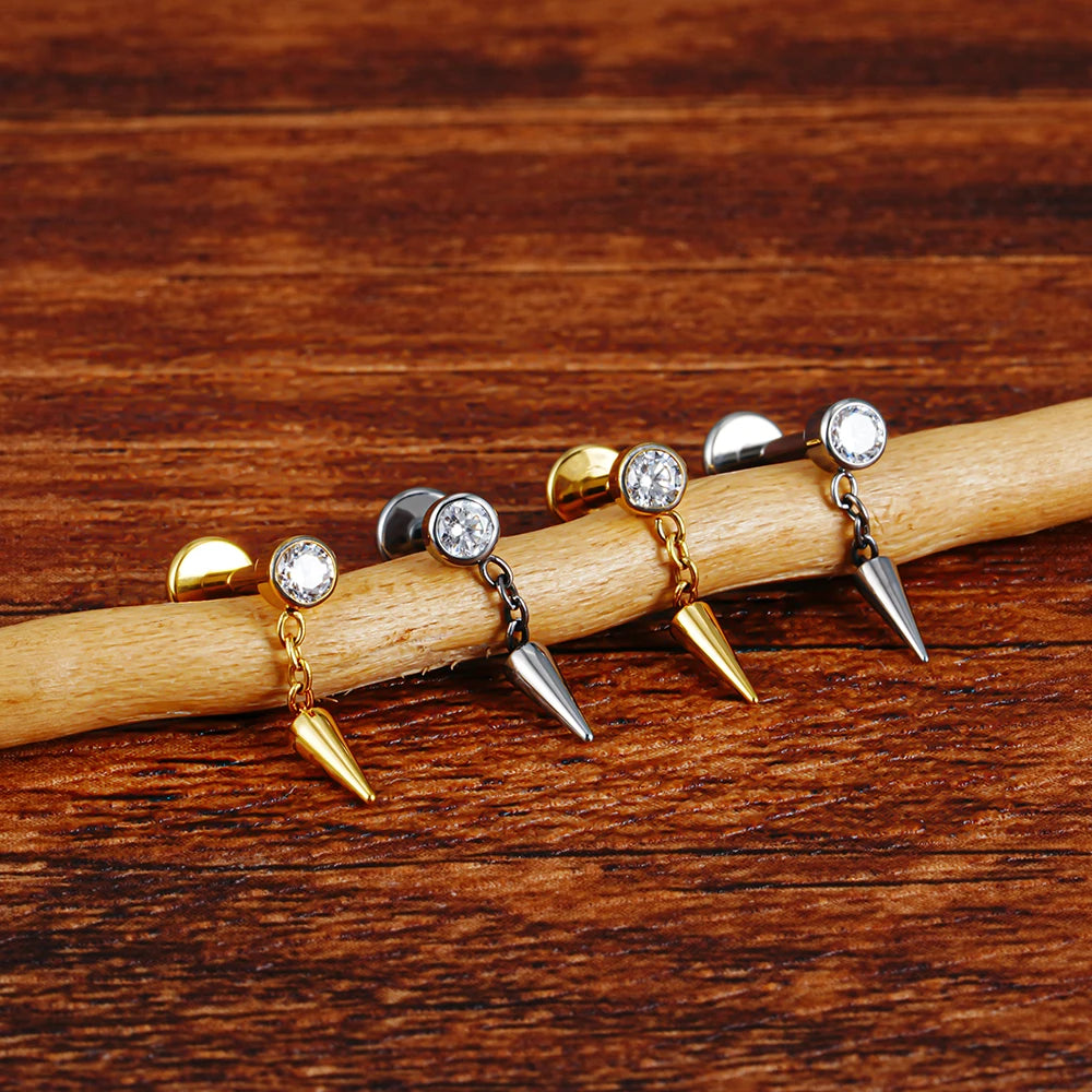 Spike-Helix-Piercing-Ohrstecker aus Titan mit einem klaren Diamanten und einer Kette aus Silber und Gold