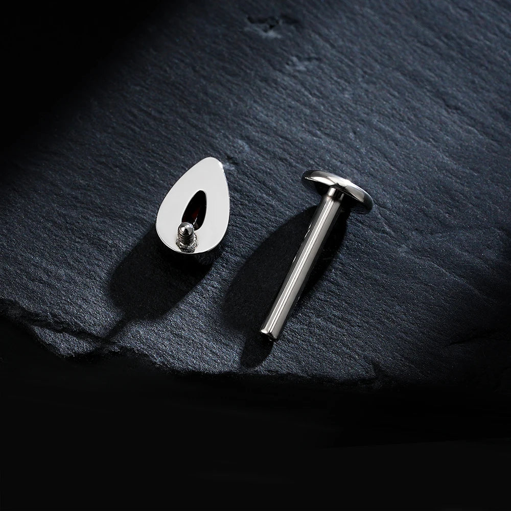 Druppelvormige piercing met een rode steen gotische en donkere piercing Halloween piercing sieraden