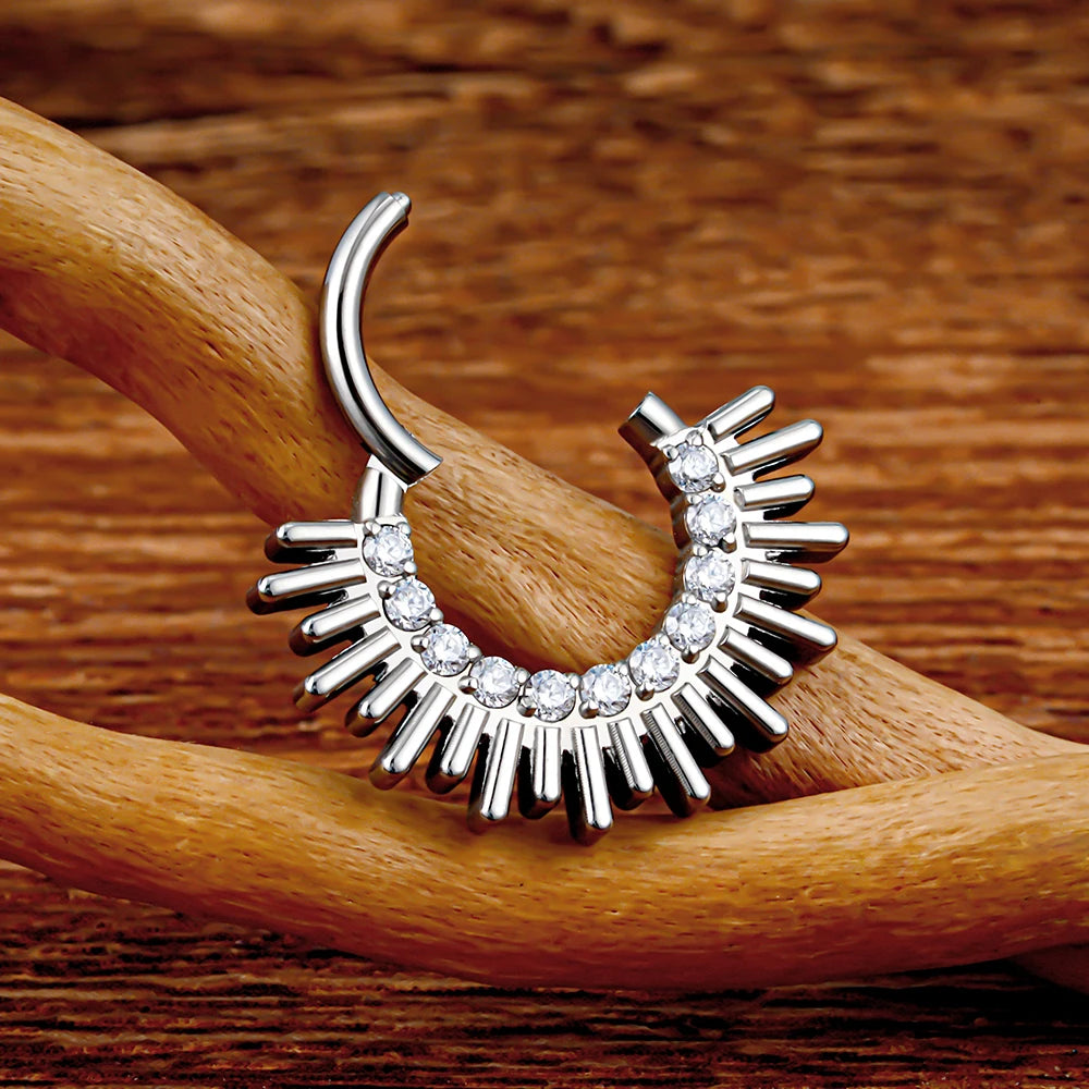 Gouden daith piercing hoop met zirkonia's titanium scharnierende clickerring septum ring