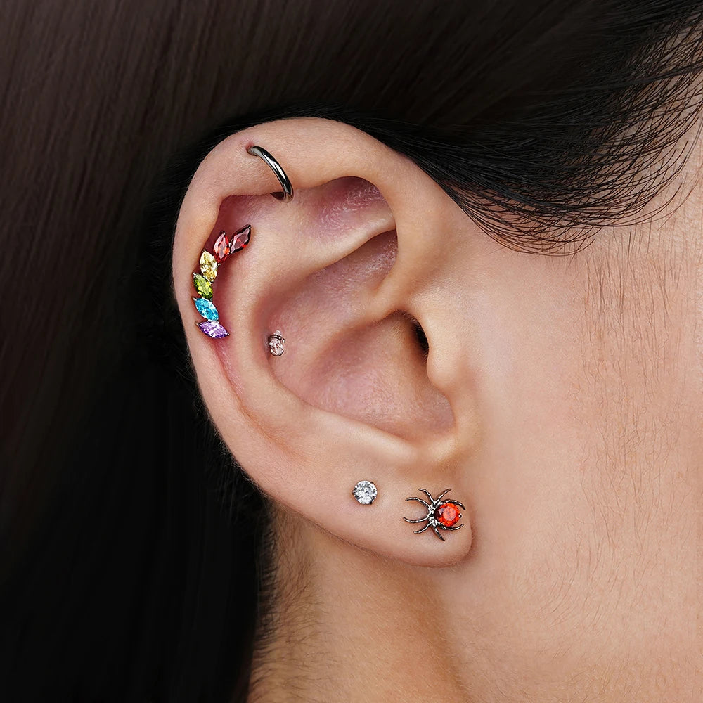 Edles flaches Piercing mit bunten CZ-Steinen in gebogener Form, langer Piercingstecker aus Titan 16G