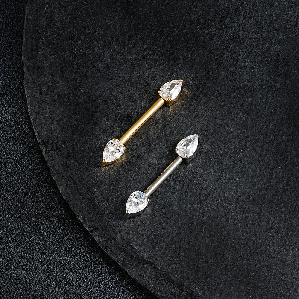 Liten brystvortestang med to dråpeformede klare diamant cz-stener titan navlepiercing