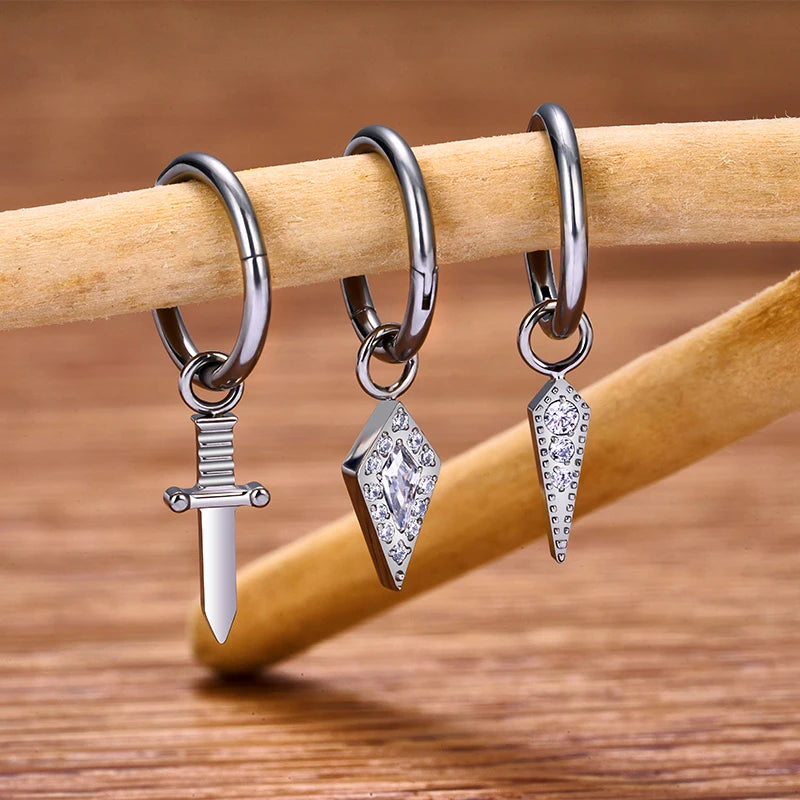 Rook piercing ring met een hanger titanium 16G scharnierende segment clicker