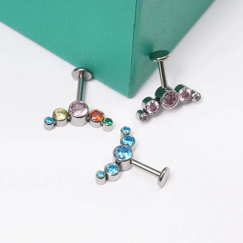 Vertikales Helix-Piercing mit 5 klaren rosa-blauen CZ-Steinen, Titan-Ohrstecker 16G