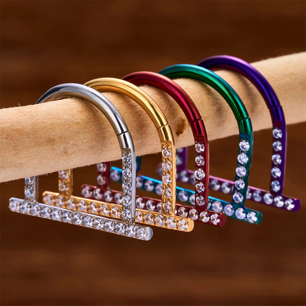 Piercing único no septo em anel clicker de titânio em forma de U nas cores vermelho, roxo e verde