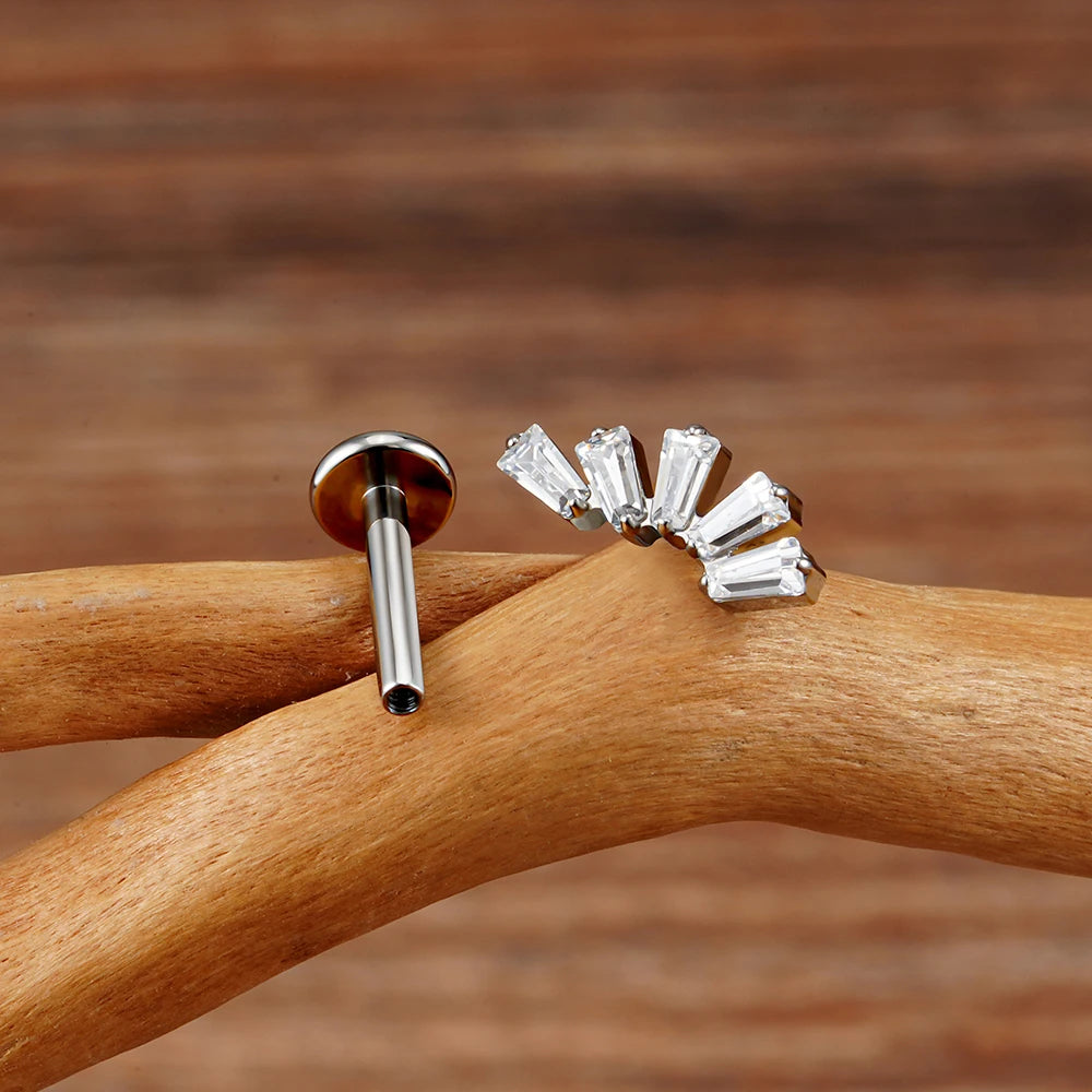 Pendiente de perforación plano único con cinco piedras CZ de talla baguette, piercing para labio de titanio de 16 g