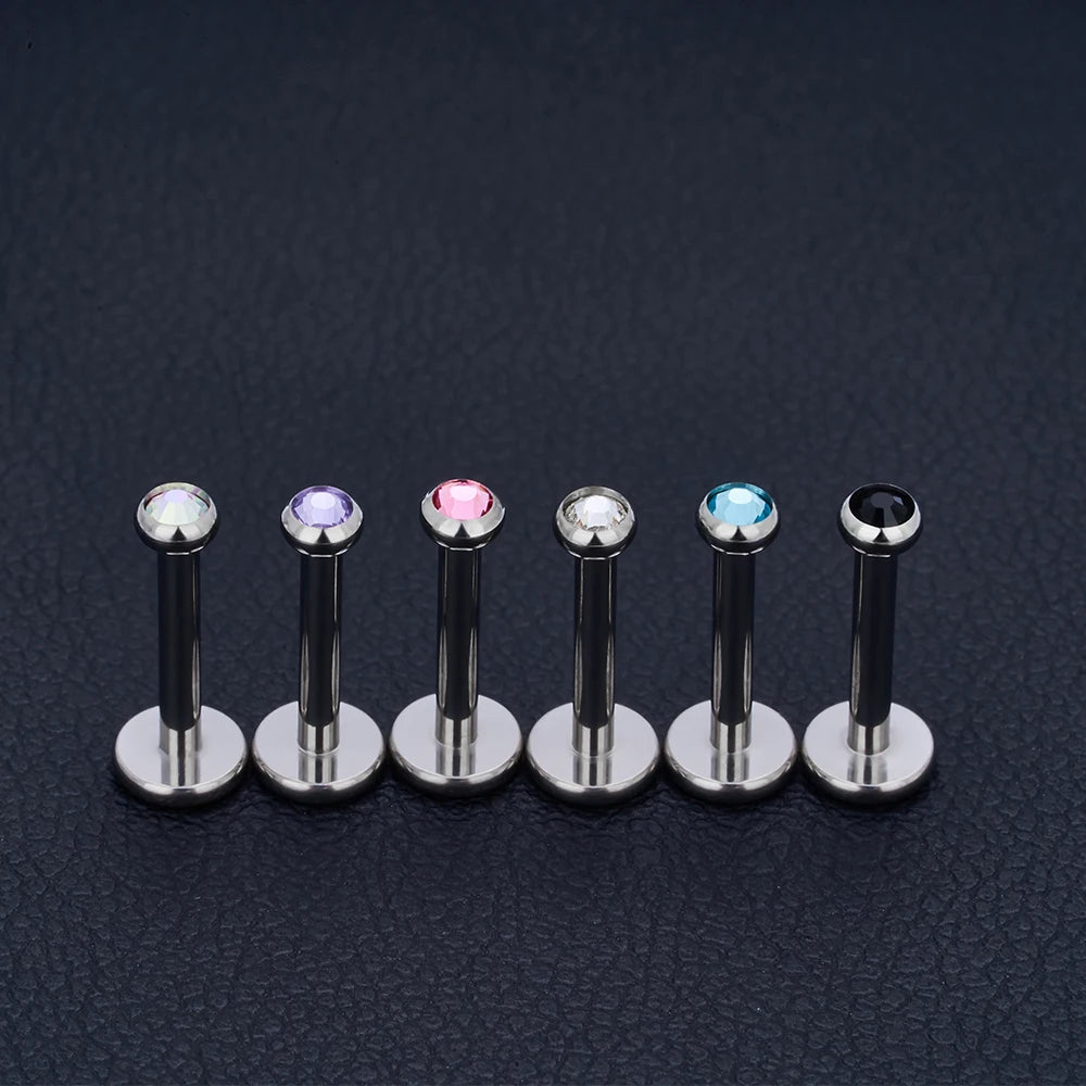 Diamond Monroe piercing met een helder roze paars zwart blauwe steen titanium labret stud marilyn monroe lip piercing