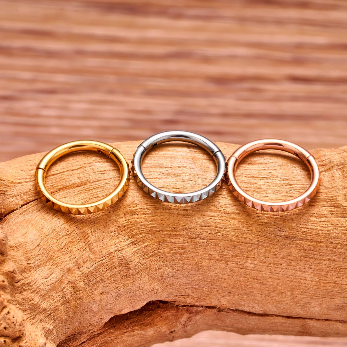 Anello clicker con motivi geometrici in titanio 16G