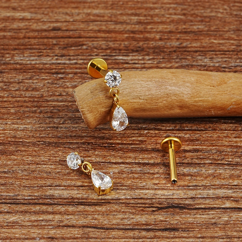 Pendiente de titanio para cartílago con diamante en forma de lágrima y piedra de circonita cúbica. Pendiente de titanio con forma de lágrima