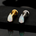Piercing d'oreille en opale avec un labret en titane en forme de larme orné d'une pierre opale.