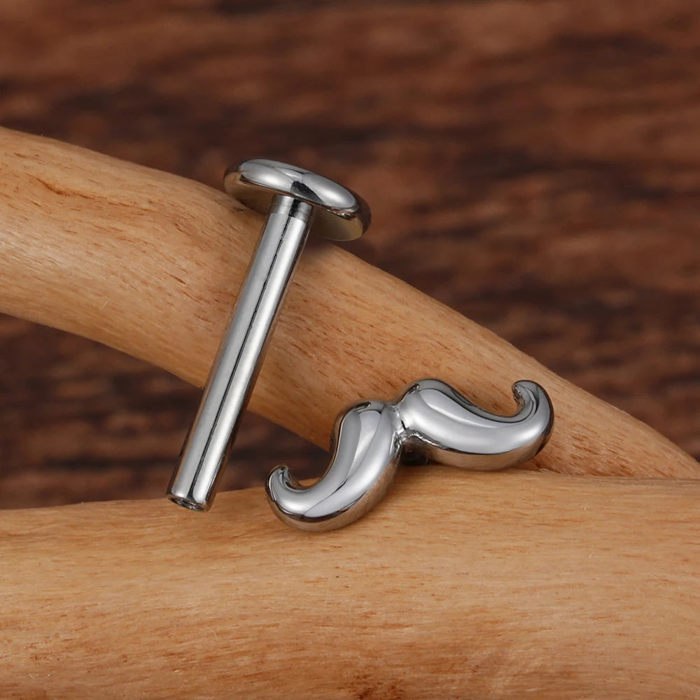 Mustasje nese-stud i sølv og gull mustasje stud øredobb titan piercing stud 16G