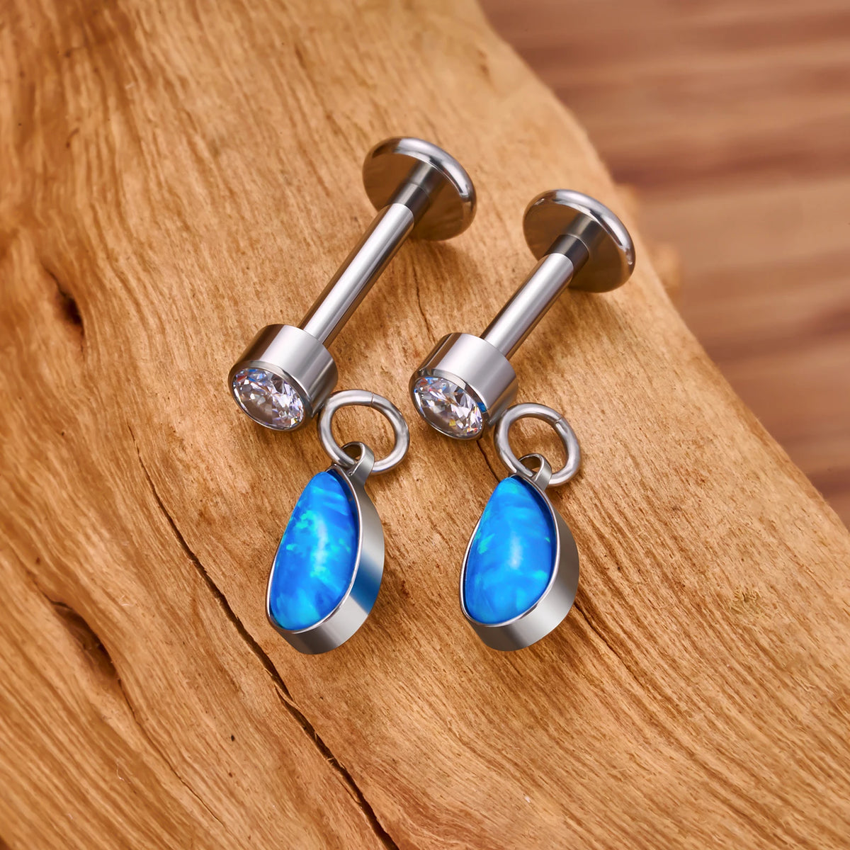 Opal-Ohrpiercing mit weiß-blau-lila-rot-grünem Opal-Titan-Ohrstecker 16G