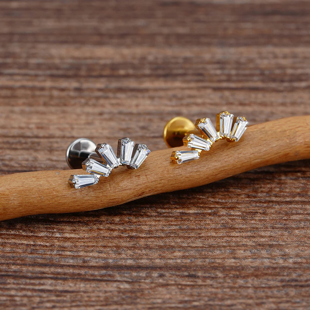 Pendiente de perforación plano único con cinco piedras CZ de talla baguette, piercing para labio de titanio de 16 g