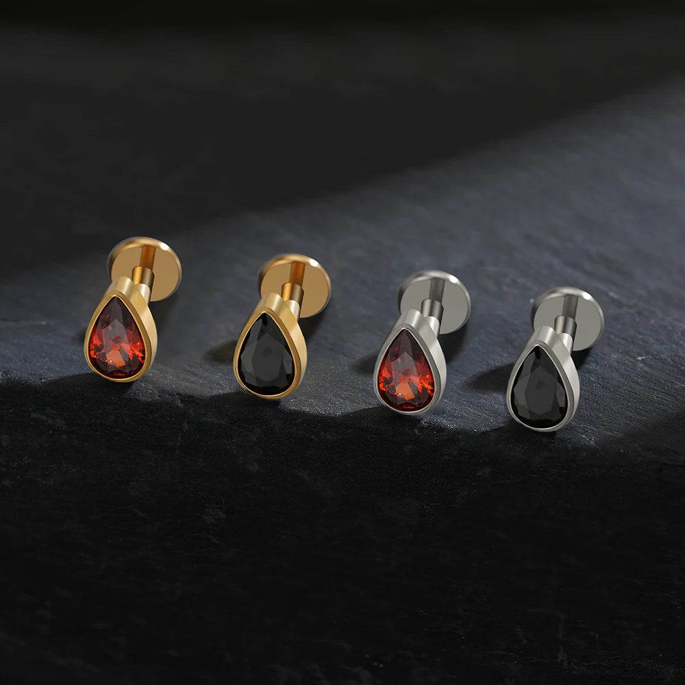 Druppelvormige piercing met een rode steen gotische en donkere piercing Halloween piercing sieraden
