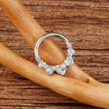 Anneau de septum en titane 16G avec cinq pierres en forme de cœur en zircone cubique transparentes