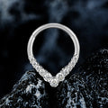 V-formet daith-ring med klare cz-sten lavet af titanium 16G dråbeformet septum-ring