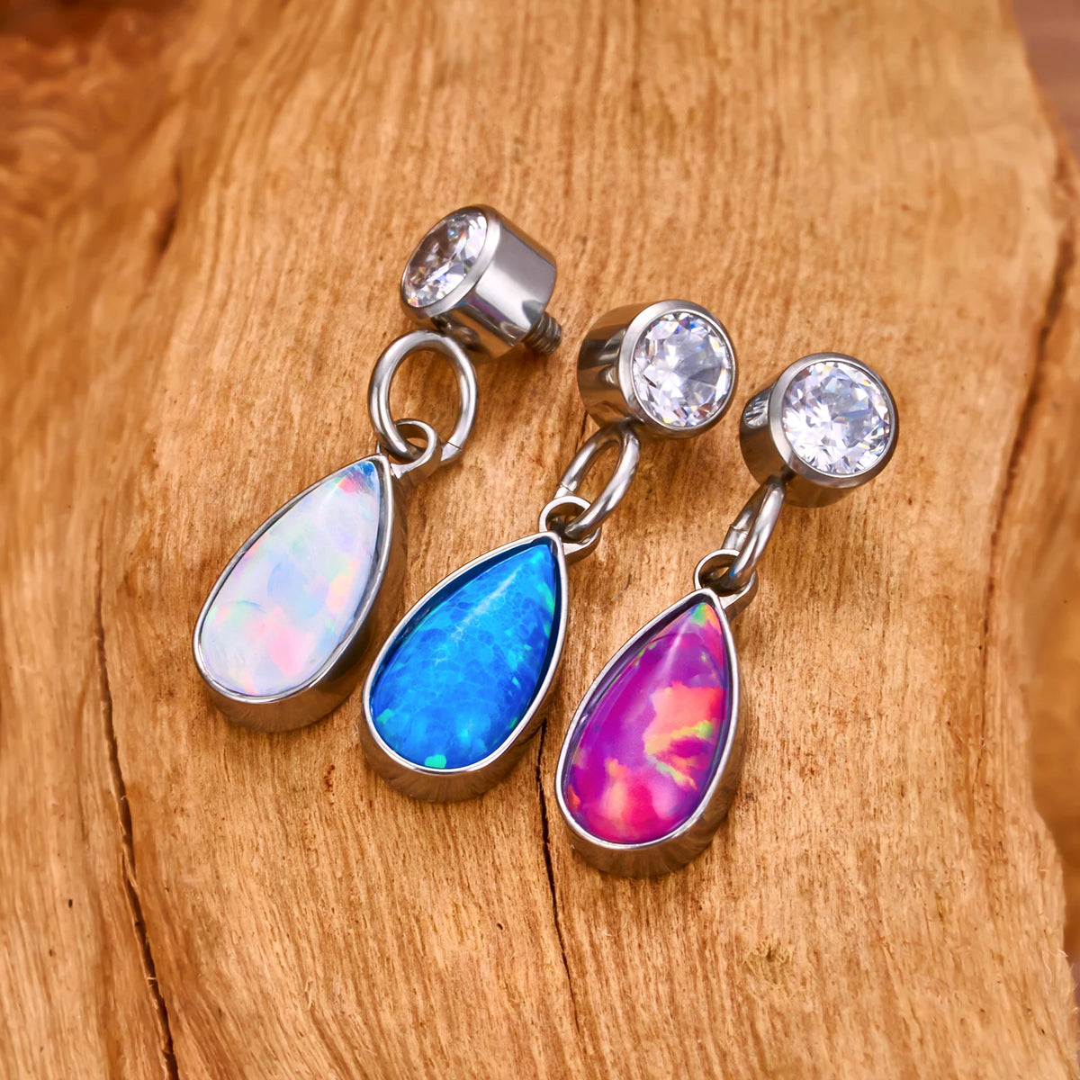 Opal-Ohrpiercing mit weiß-blau-lila-rot-grünem Opal-Titan-Ohrstecker 16G