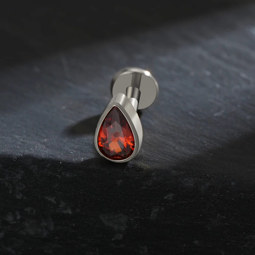 Druppelvormige piercing met een rode steen gotische en donkere piercing Halloween piercing sieraden