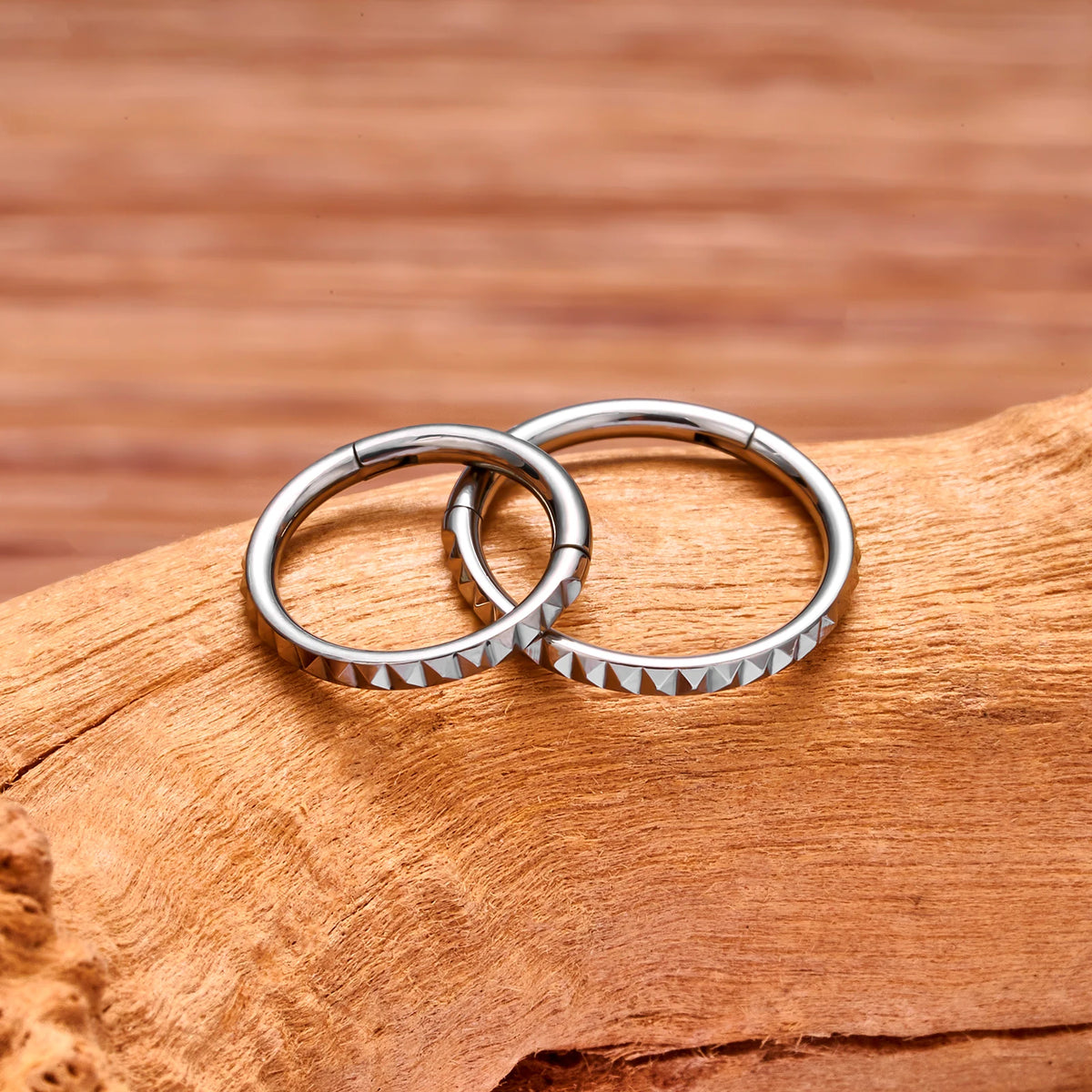 Anello clicker con motivi geometrici in titanio 16G