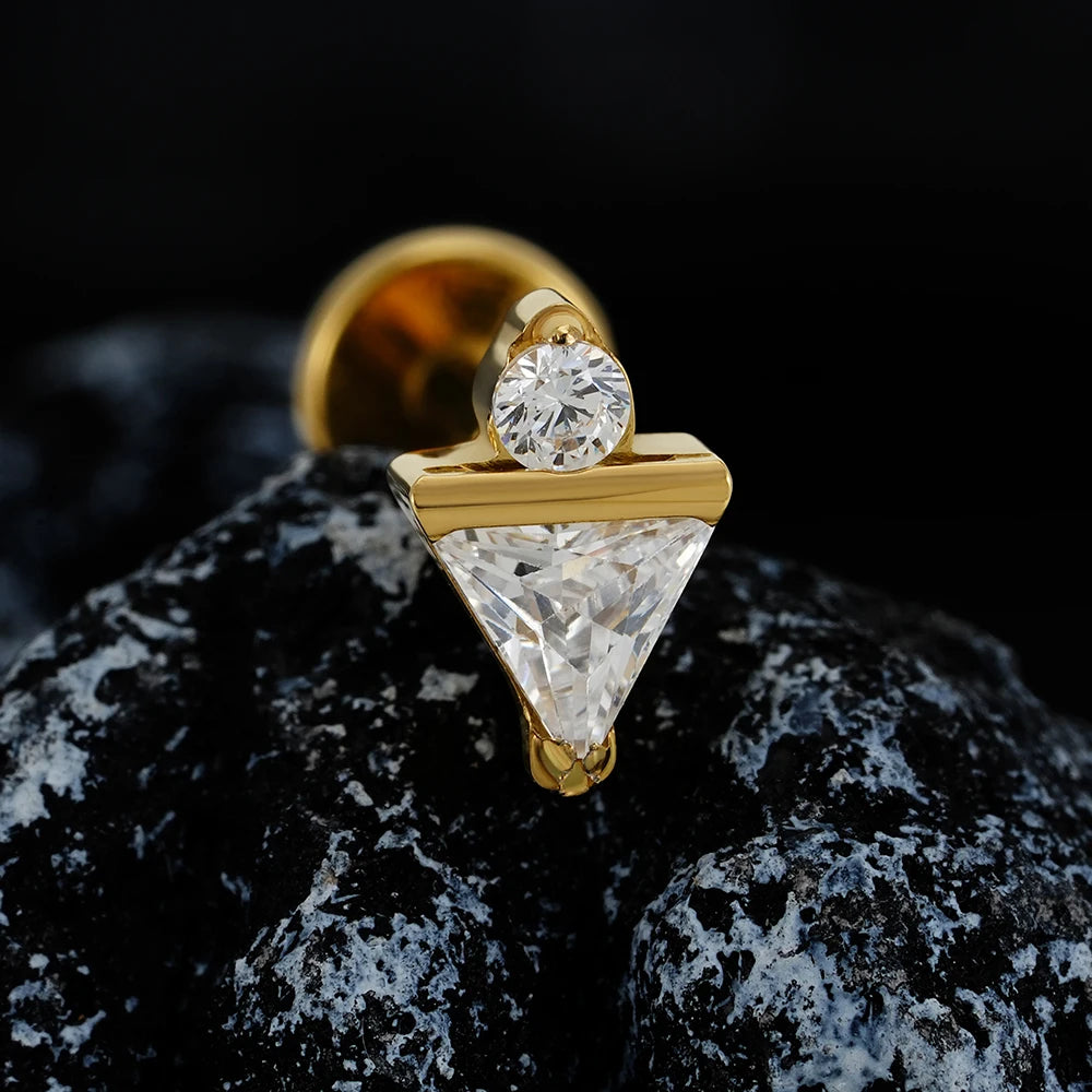 Kleine neuspiercing met diamantsteentje met ronde en driehoekige heldere cz-steentjes