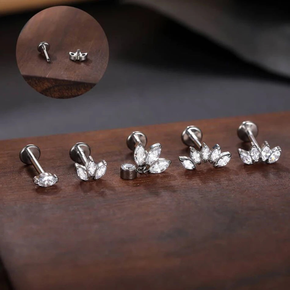 Boucle d'oreille clou diamant titane avec pierres claires 16G