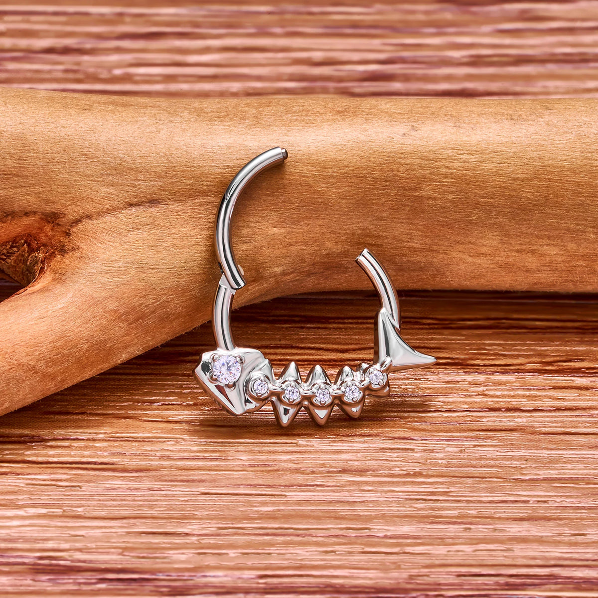 Septum-Daith-Clicker mit einem Fischgrätmuster in Silber, Pink, Grün, Blau, Rot, Titan