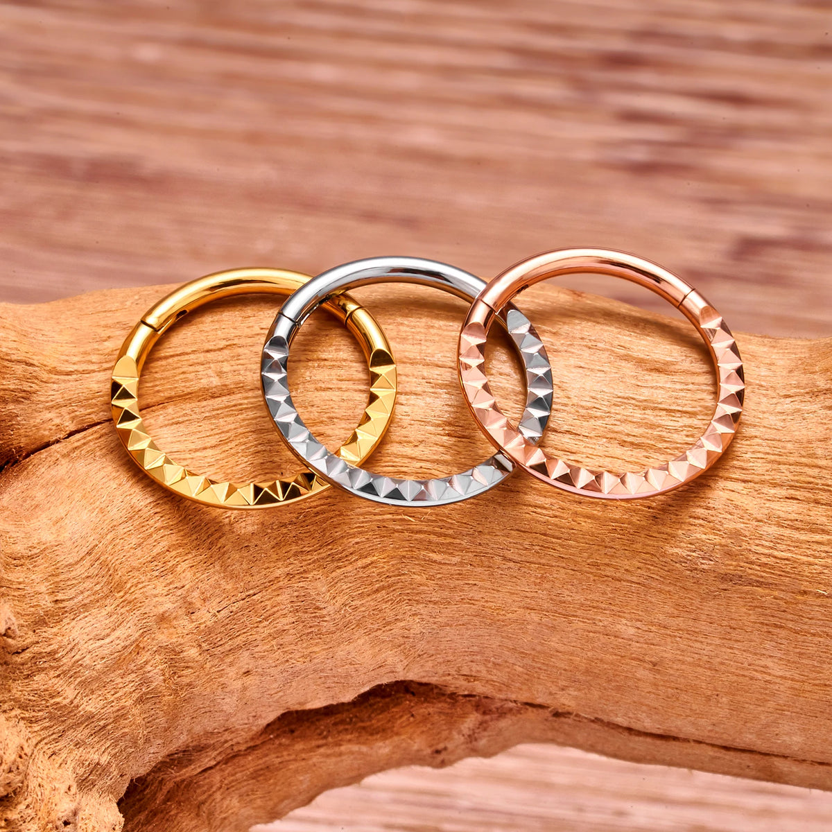 Anello per setto in titanio 16G con clicker Daith e motivi geometrici
