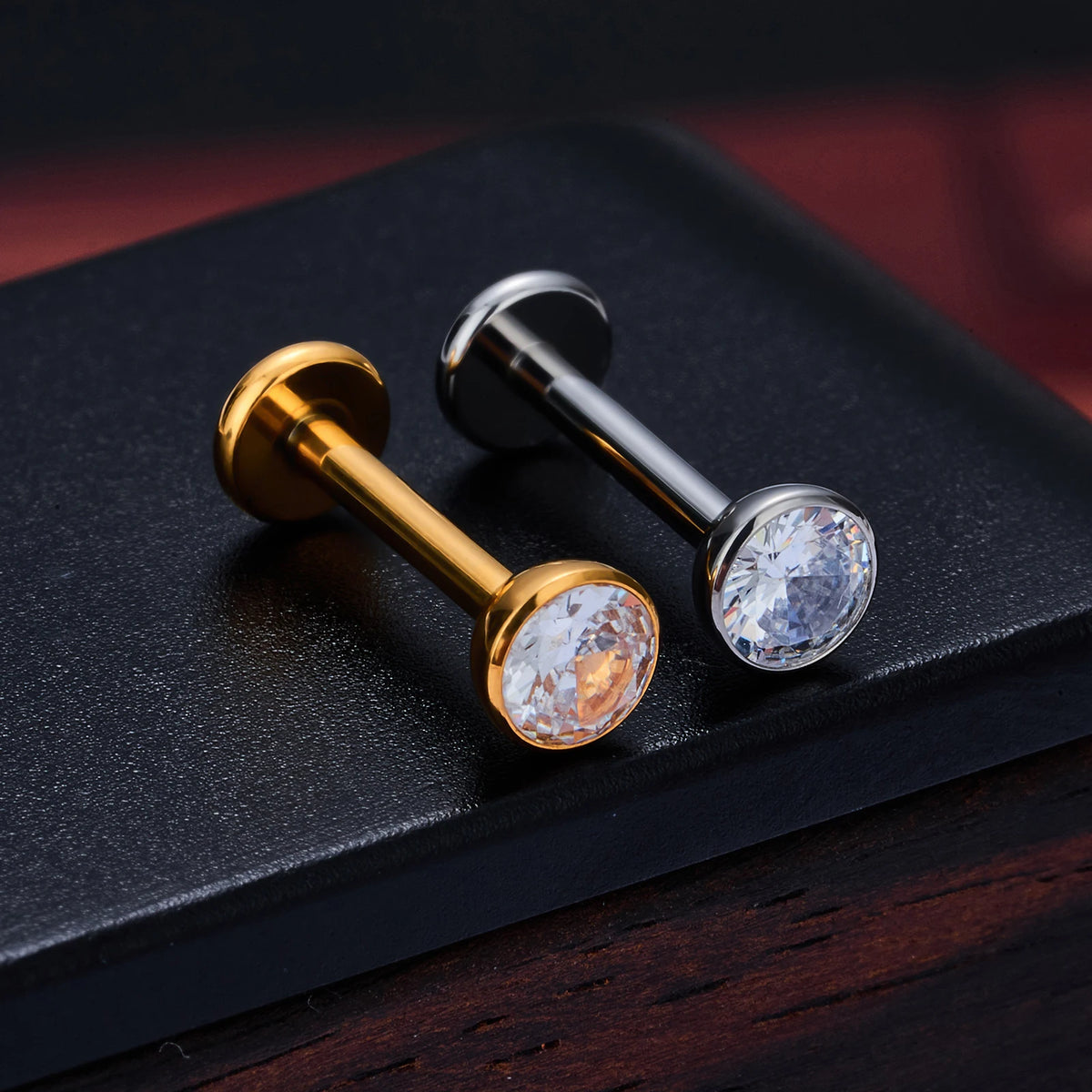 Pequeno piercing Monroe com um piercing de labret de titânio com diamante transparente e ouro Monroe com rosca interna
