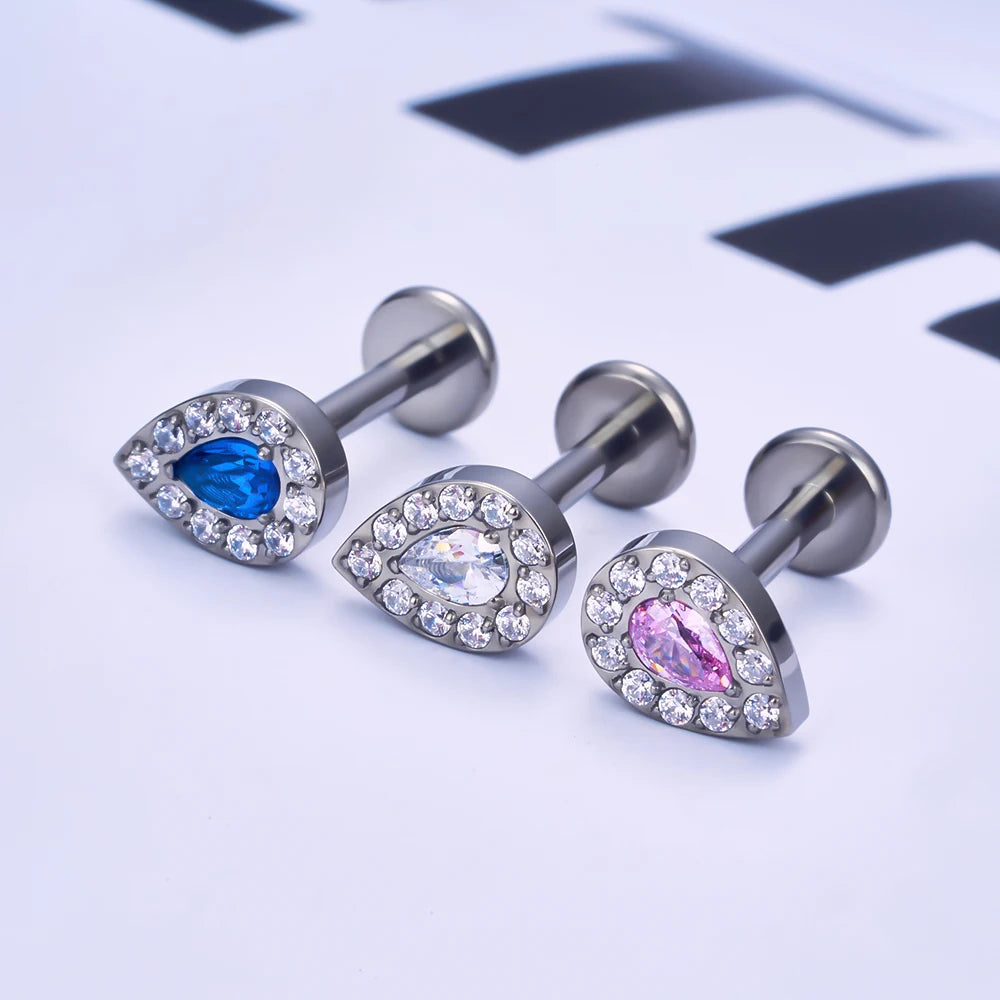 Vrouwelijke en stijlvolle medusa piercing met helder roze paars blauw zwarte diamant CZ titanium stud