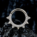 Daith-piercing med pigger og klare cz-stener titan 16G septumring