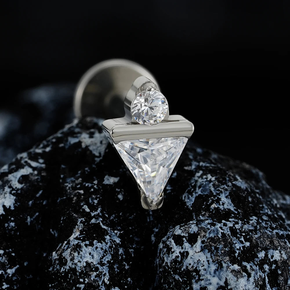 Kleine neuspiercing met diamantsteentje met ronde en driehoekige heldere cz-steentjes