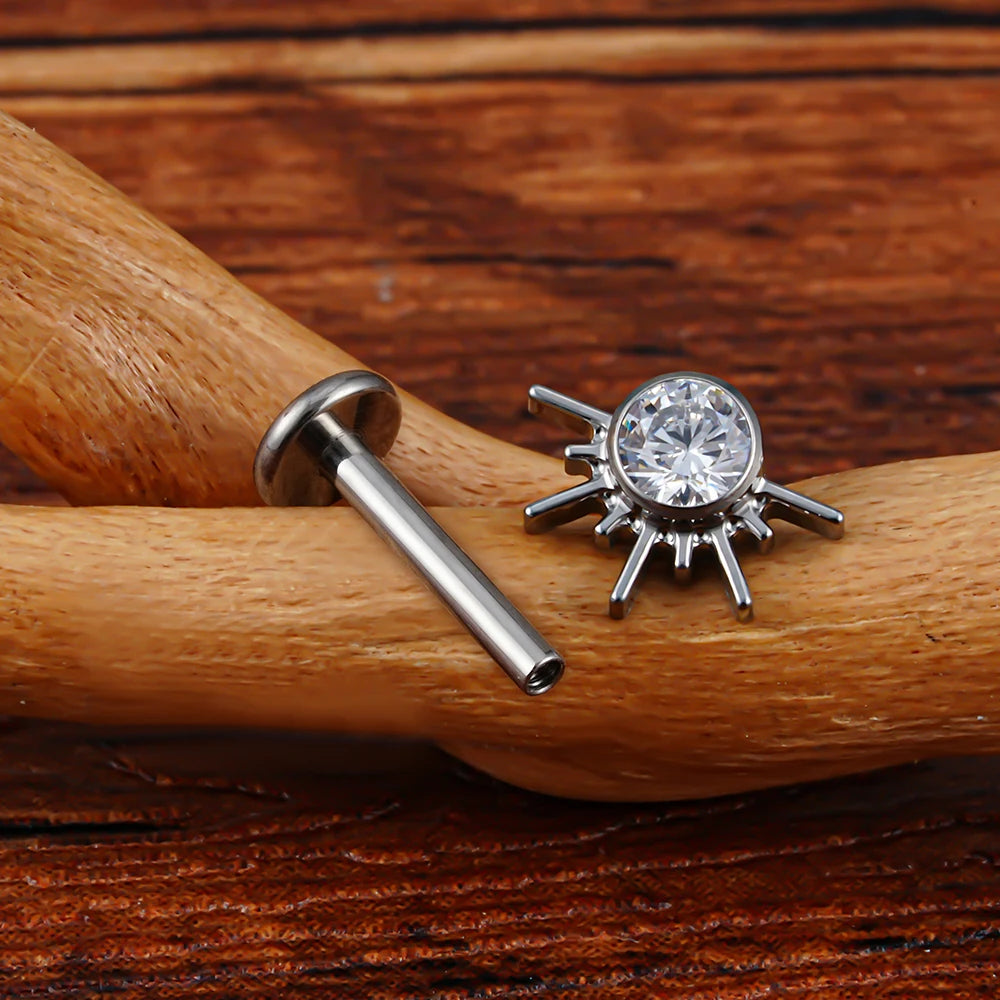 Labret de diamante que perfora el sol brillante con una piedra de circonita transparente